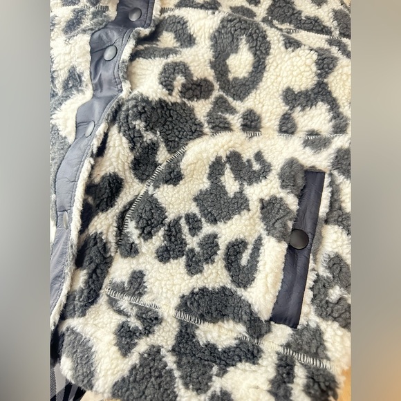 Old Navy Women’s Leopard Print Cozy Sherpa Snap-Front Flurry  Crop Jacket XS - Picture 8 of 14
